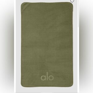 NWT ALO YOGA Performance No Sweat Hand Towel
- Jungle